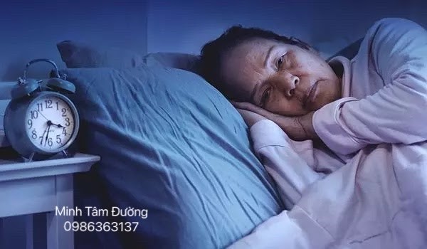 người lớn tuổi thường khó ngủ